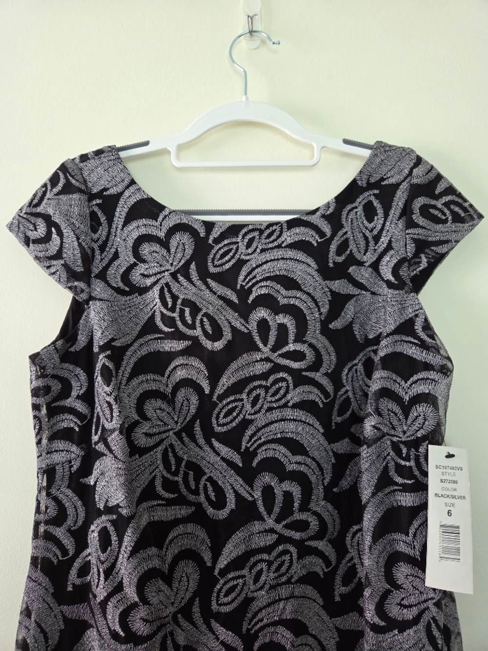 NWT Scarlett Black Silver Floral Embroidered Sheath Cocktail Dress Size 6 - Picture 6 of 9